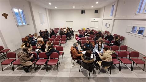 Genitori e catechisti collaborano in un incontro formativo
