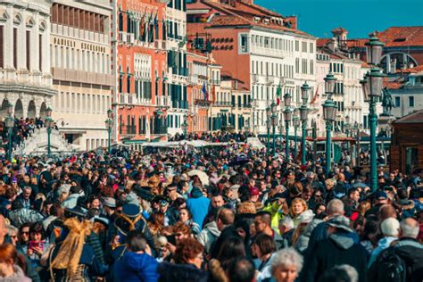 Piazza San Marco a Venezia affollata di fedeli durante un'omelia