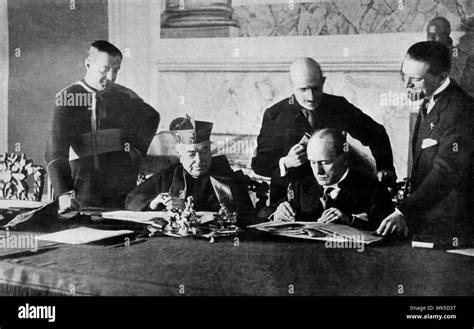 Foto storica di Benito Mussolini e il Cardinale Pietro Gasparri che firmano i Patti Lateranensi del 1929