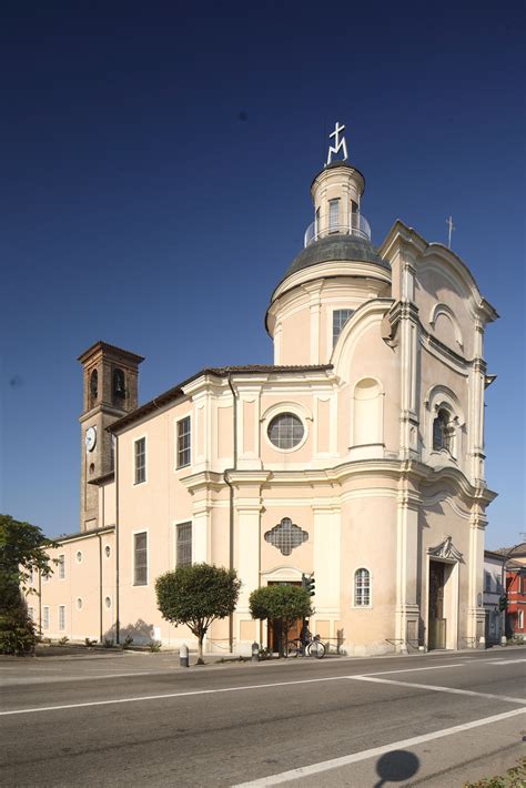 Foto della Chiesa della Beata Vergine del Carmelo di Antignano, con enfasi sulla facciata e il campanile
