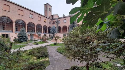 Foto esterna del Monastero delle Carmelitane Scalze di Antignano, con vista del paesaggio circostante