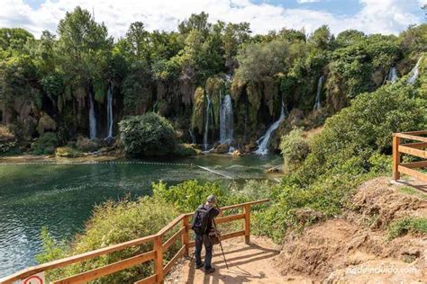 Cascate di Kravica con vegetazione lussureggiante
