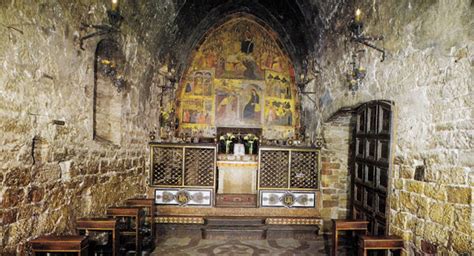 Interno della Porziuncola, mostrando l'altare e la pala