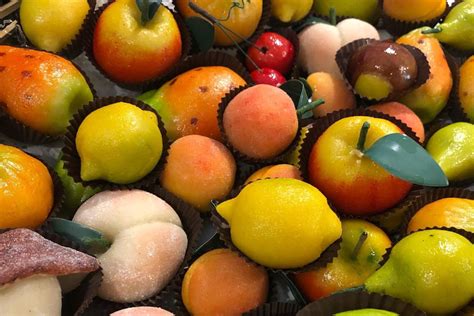 Foto di dolci tradizionali italiani preparati per il Giorno dei Morti, come la Colva o la frutta di Martorana