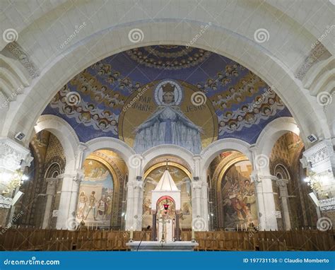 Interno della Basilica di Nostra Signora del Rosario a Lourdes con i mosaici