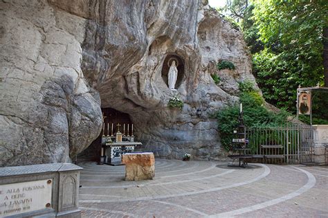 Foto della Grotta di Lourdes a Chiampo, Vicenza, con la statua dell'Immacolata Concezione