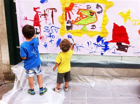 Bambini che dipingono e disegnano in un'aula luminosa