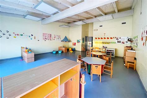 Interno di un'aula moderna e ben attrezzata della scuola dell'infanzia