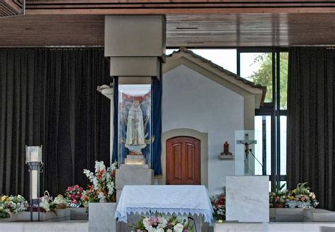 Foto della Capelinha das Aparições con la statua della Madonna di Fátima
