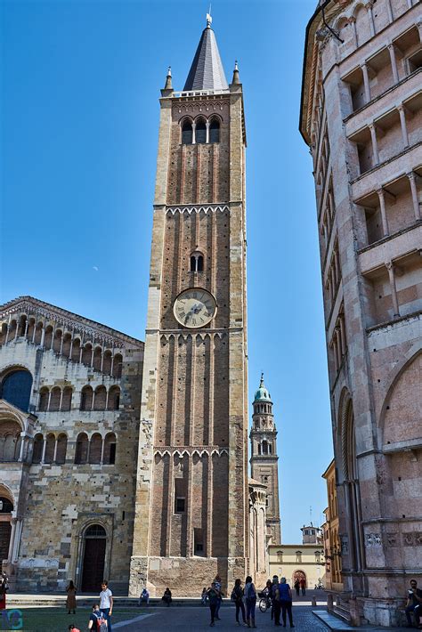 Vista esterna della Cattedrale di Parma con il campanile