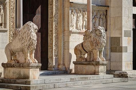 Dettaglio del protiro e dei leoni stilofori del portale maggiore