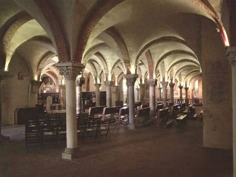 Interno della Cripta della Cattedrale di Parma con colonne e volte