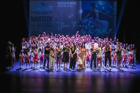 Un gruppo di giovani canta con passione davanti a Don Tonino Bello, visibilmente provato dalla malattia ma con uno sguardo luminoso.