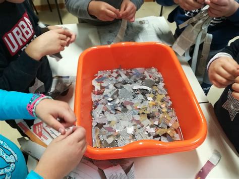 Bambini che imparano il riciclo con materiali di scarto