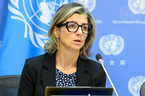 Ritratto professionale di Francesca Albanese in un contesto ONU
