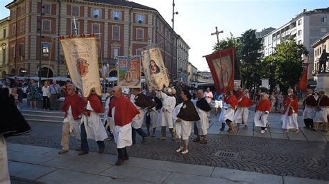 Illustrazione delle diverse confraternite di Forlì con i loro colori distintivi e le funzioni svolte