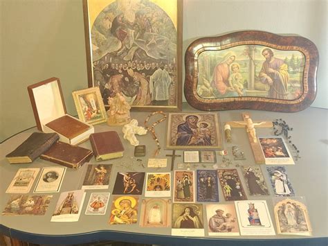 Composizione di vari oggetti devozionali e regali religiosi