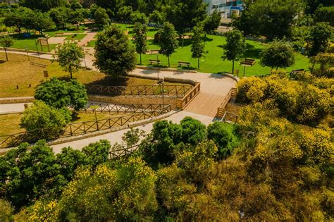 Immagine di un piazzale cittadino con un grande parco e condomini circostanti