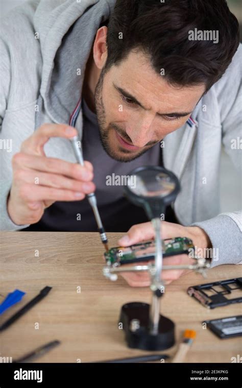 Tecnico che ripara la scheda madre di un laptop