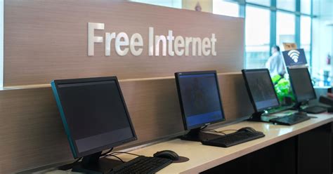 Foto di un moderno internet point con postazioni computer