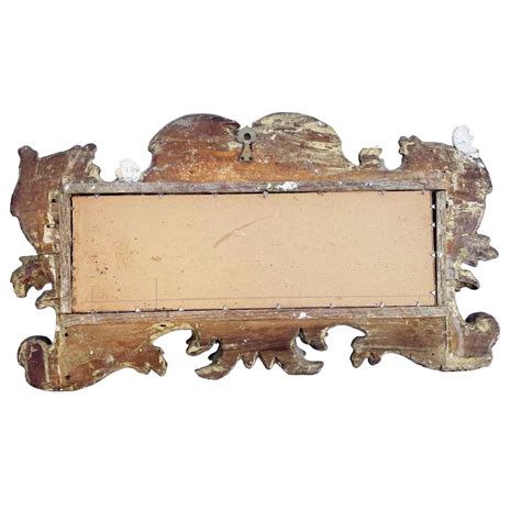 Dettaglio di una cornice antica intagliata a mano con foglia oro