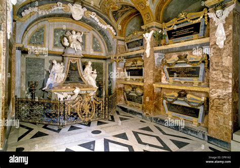 Immagine delle tombe reali nella cripta della Basilica di Superga