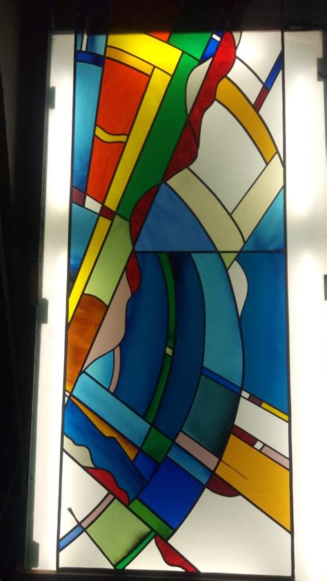 Dettaglio di vetrata artistica moderna in un presbiterio, astratta e colorata