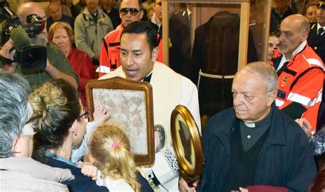 illustrazione medievale di persone che venerano reliquie in una chiesa