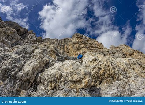 Arrampicatore in azione su traverso diagonale