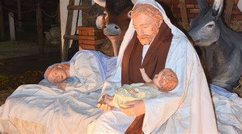 Dettaglio della figura di San Giuseppe nel presepe, con espressione protettiva