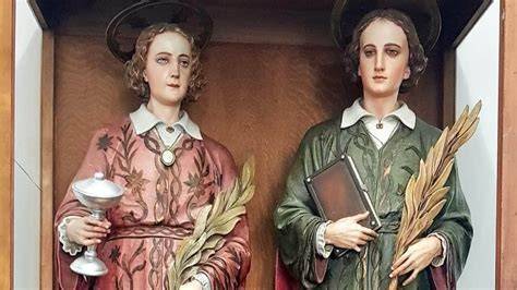 Le antiche statue dei Santi Cosma e Damiano in legno di pioppo