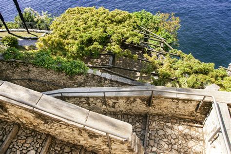 Scalinata e ascensore dell'Eremo di Santa Caterina del Sasso con vista sul lago