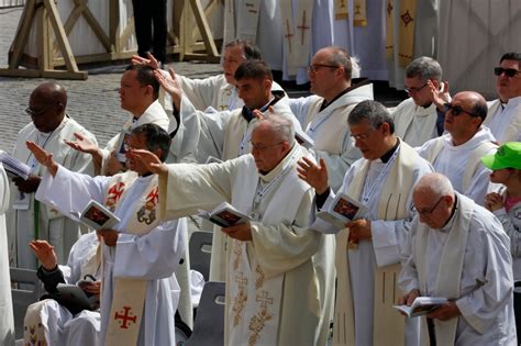 Foto di sacerdoti che confessano i pellegrini a Međugorje