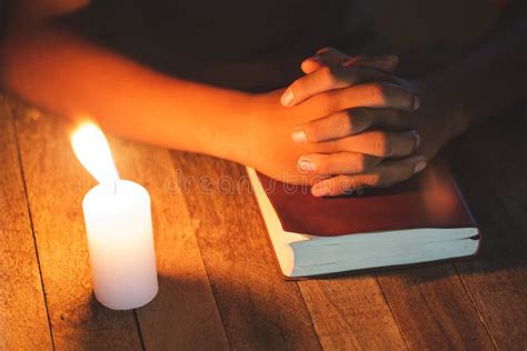 Giovani in preghiera con candele accese a Međugorje
