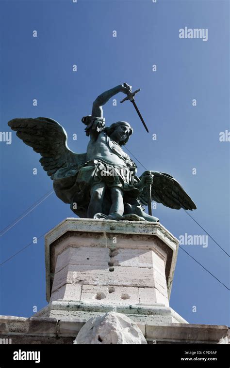 foto della statua di San Michele Arcangelo sulla Porta San Michele a Gravina in Puglia