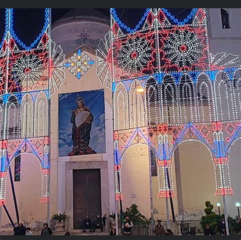 foto di luminarie e della processione con la statua di San Michele durante la festa a Gravina