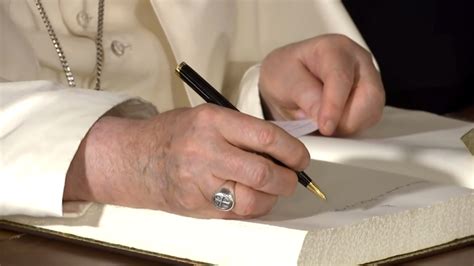 Francobollo con l'immagine di Papa Francesco che riceve l'anello piscatorio