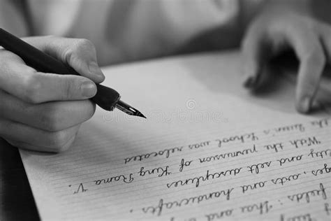Persona che scrive una lettera in penombra, enfatizzando l'anonimato