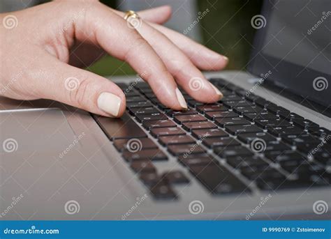 Mano che digita su una tastiera di computer, enfatizzando la scrittura anonima