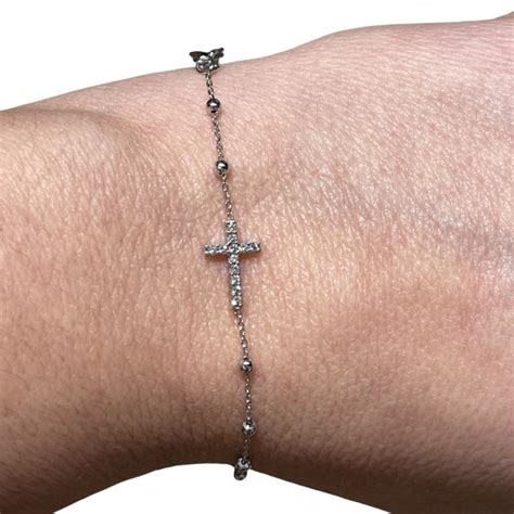 Immagine di un bracciale rosario in oro giallo con perle naturali e una piccola croce e medaglia della Madonna Miracolosa