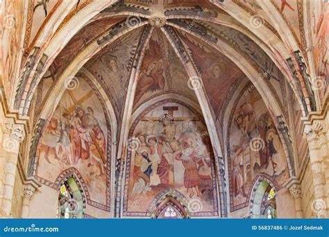 Abside della chiesa con gli affreschi di San Lorenzo da Brindisi e Santa Chiara d'Assisi