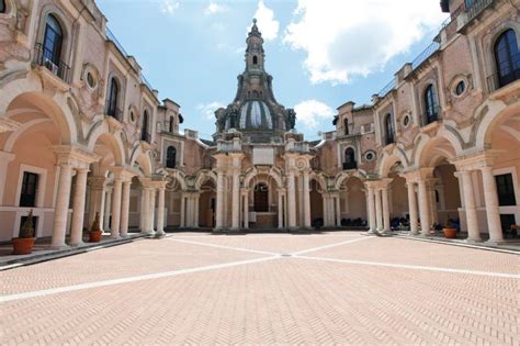 Foto del cortile centrale del Complesso del Buon Pastore, con dettagli architettonici