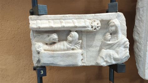 Disegno o foto del frammento di sarcofago raffigurante la nave della Chiesa