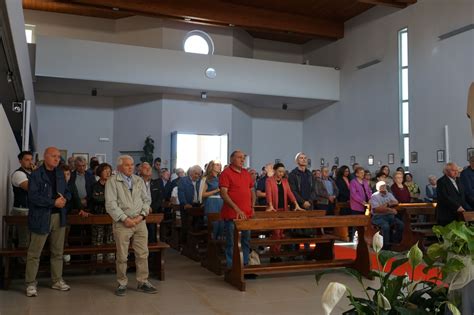 Foto dell'accoglienza di Don Stefano Monai a Otricoli con la comunità parrocchiale e il Vescovo