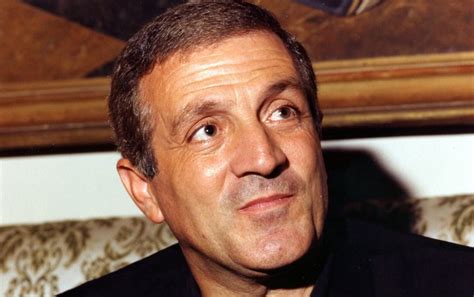 Ritratto fotografico di Don Tonino Bello, con espressione serena e pensosa