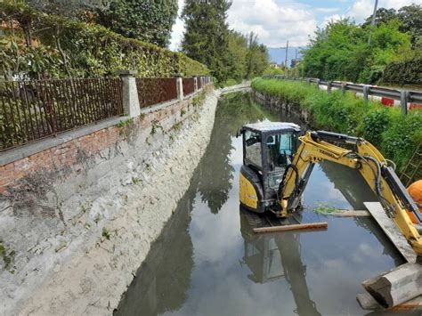 Immagine di operatori ecologici durante un intervento di bonifica stradale
