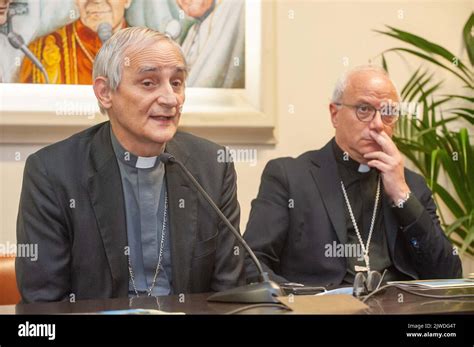 Mons. Giuseppe Baturi e Don Ottavio Utzeri durante la celebrazione di insediamento