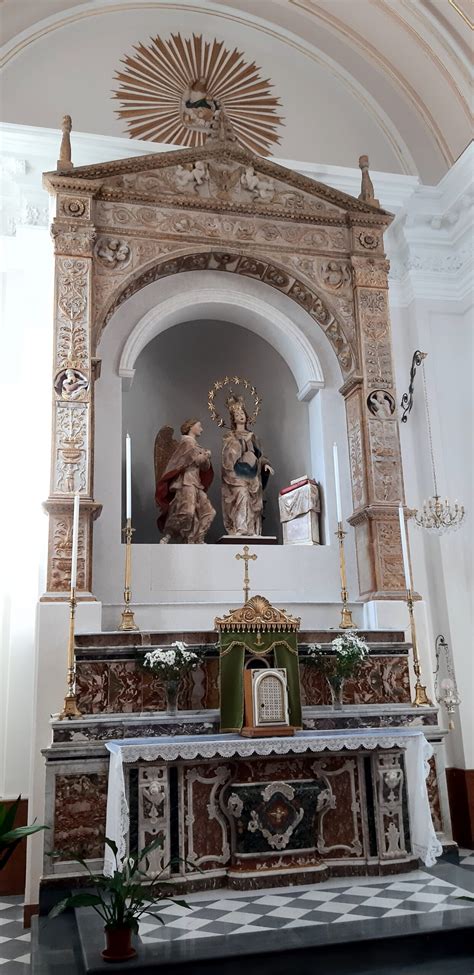 Scultura del gruppo marmoreo di Michele Ramognino all'interno del santuario