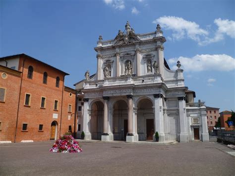 Santuario della Beata Vergine del Rosario di Fontanellato in un borgo storico