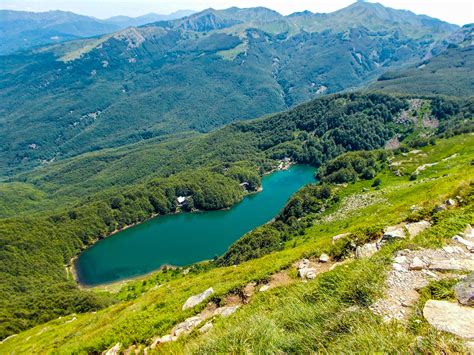 Panoramica delle montagne dell'Appennino Tosco-Emiliano con sentieri e vegetazione